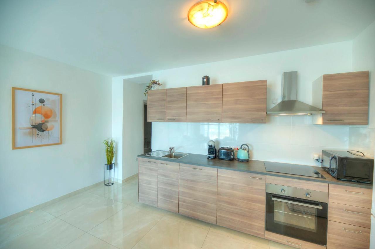 Seafront Beautifully Furnished 2 Bedrooms Gogzr-3 Gzira Екстериор снимка